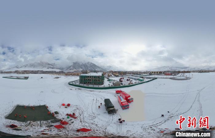 圖為地震實戰(zhàn)演練現(xiàn)場全景?！∮駱湎拦﹫D