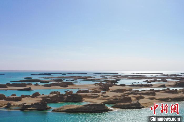 航拍青海大柴旦烏素特水上雅丹奇特景觀。　馬銘言 攝