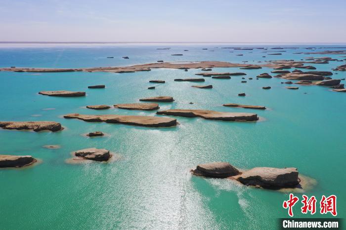 航拍青海大柴旦烏素特水上雅丹奇特景觀?！●R銘言 攝