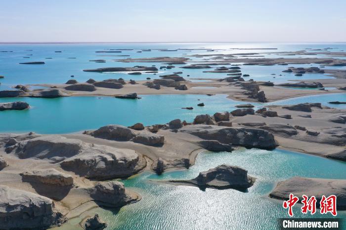 航拍青海大柴旦烏素特水上雅丹奇特景觀。　馬銘言 攝