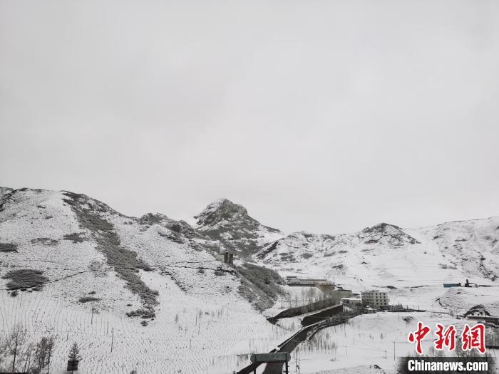 圖為青海省東南部的青沙山區(qū)域銀裝素裹?！?zhí)砀?攝