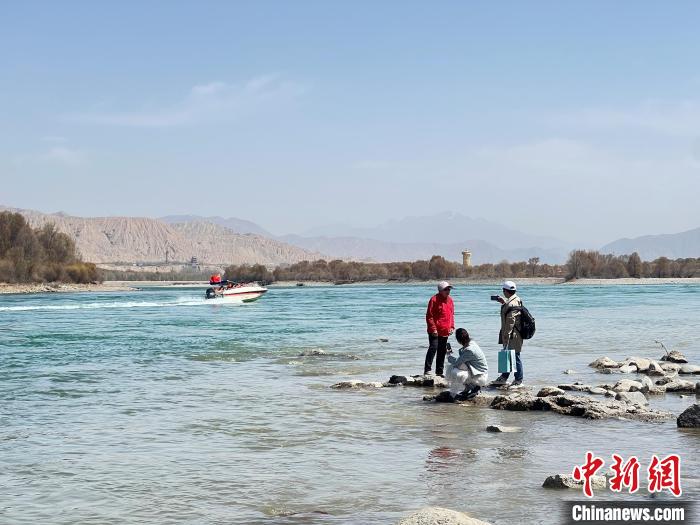 圖為游客在黃河岸畔游玩，并與黃河合影留念?！∑钤鲚?攝