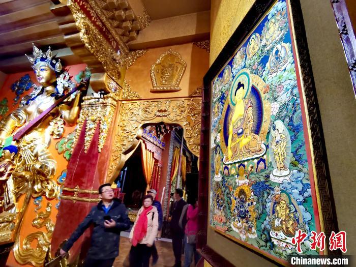 圖為仁俊畫(huà)院內(nèi)的唐卡?！?zhí)砀?攝
