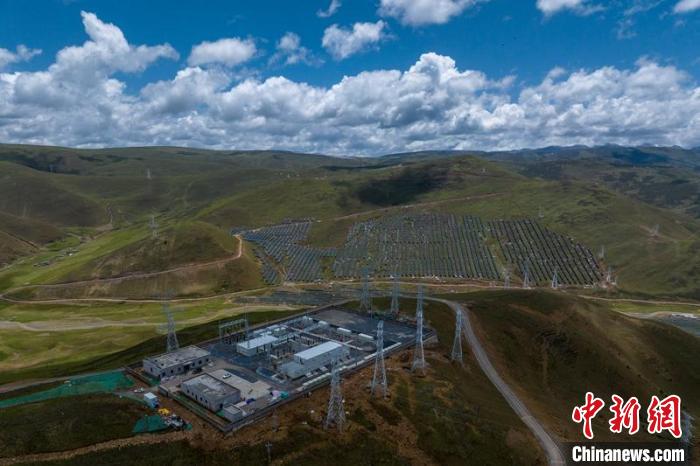 航拍建成投運(yùn)的柯拉一期光伏電站升壓站?！⒅铱?攝