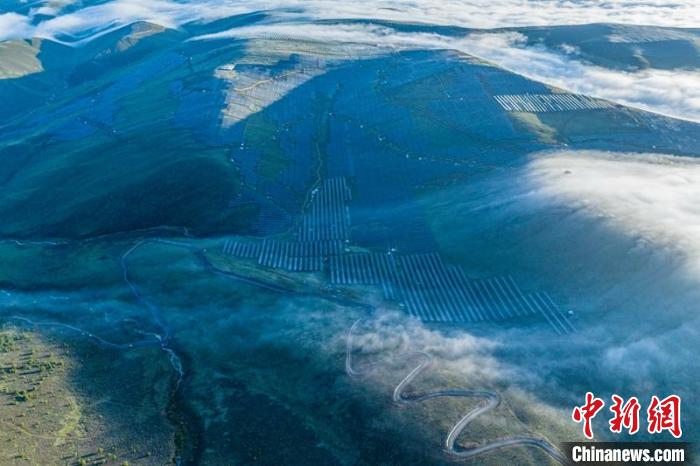 云霧下的柯拉一期光伏電站場一角?！⒅铱?攝