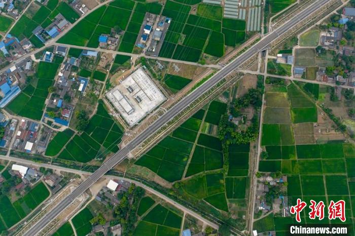 空中俯瞰綿竹牽引變電所和川青鐵路成黃段鐵路線?！⒅铱?攝
