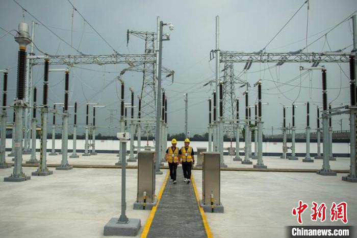 工作人員正在綿竹牽引變電所內(nèi)巡查設(shè)備受電運(yùn)行情況?！⒅铱?攝