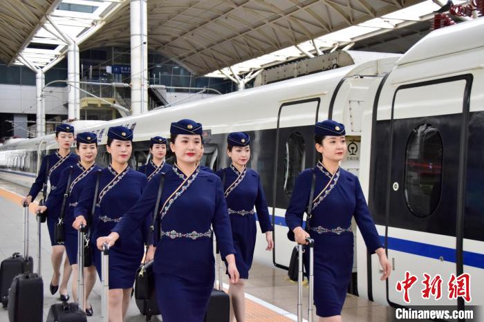 圖為青藏鐵路西格段“復(fù)興號(hào)”動(dòng)車(chē)組乘務(wù)員新制服亮相?！|科力加 攝