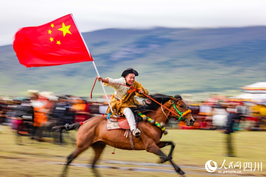 馬術(shù)表演現(xiàn)場。洛絨尼瑪攝