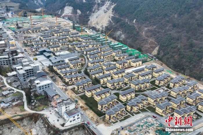 圖為2月1日，瀘定磨西鎮(zhèn)震后重建的安置小區(qū)。(無人機(jī)照片)<a target='_blank' href='/'><p  align=