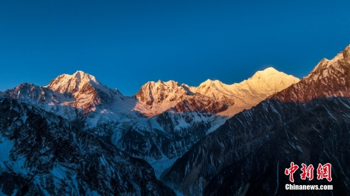 圖為2月1日，清晨陽光照在貢嘎雪山上，出現(xiàn)“日照金山”景觀。(無人機(jī)照片)<a target='_blank' href='/'><p  align=