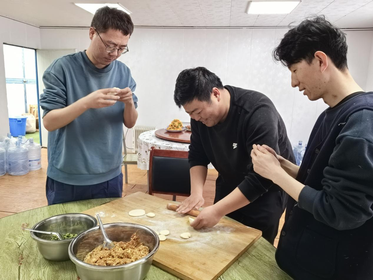 項目部里包餃子。王元明攝