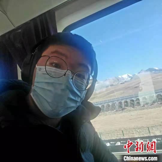 1月8日在西藏那曲開往拉薩火車上?！∈茉L者供圖 攝