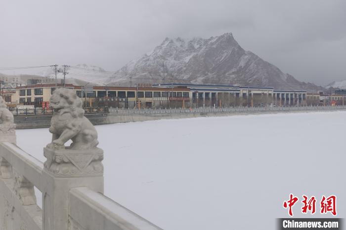 圖為2月5日傍晚時(shí)分的西藏阿里獅泉河鎮(zhèn)雪景?！⊥跏啦?攝