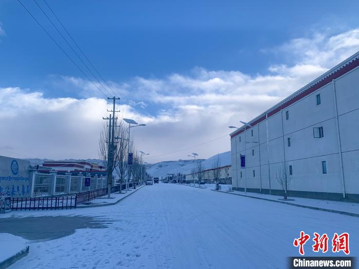 圖為西藏札達(dá)縣街道被積雪覆蓋?！?qiáng)久 攝