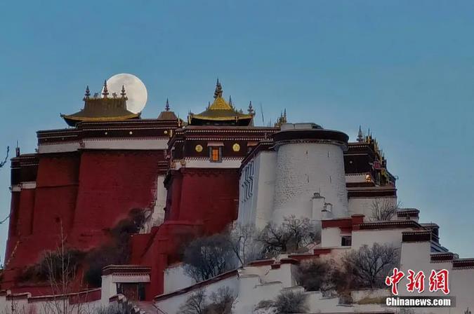 圖為一輪明月從布達拉宮上空緩緩升起。馬謙 攝