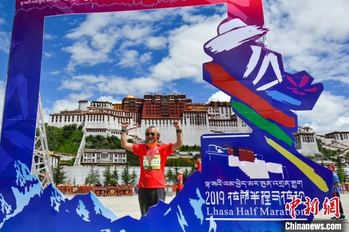 資料圖為2019年8月18日，拉薩舉行半程馬拉松賽?！〗w波 攝