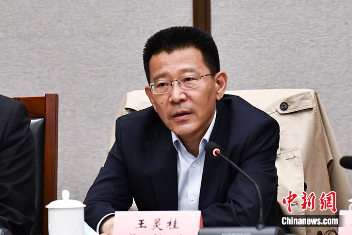 5月16日，由中國(guó)社會(huì)科學(xué)院西藏智庫(kù)、中國(guó)社會(huì)科學(xué)院民族學(xué)與人類學(xué)研究所主辦的第五屆西藏智庫(kù)國(guó)際論壇在北京舉行。中國(guó)社會(huì)科學(xué)院副院長(zhǎng)王靈桂在致辭中表示，今年是西藏和平解放70周年，西藏人民團(tuán)結(jié)奮斗，把貧窮落后的舊西藏建設(shè)成經(jīng)濟(jì)發(fā)展、文化繁榮、社會(huì)進(jìn)步、環(huán)境良好、生活幸福的社會(huì)主義新西藏，西藏歷史上第一次徹底消滅了絕對(duì)貧困，同全國(guó)人民一起，西藏各族人民已經(jīng)走進(jìn)全面建成小康社會(huì)的新時(shí)代，進(jìn)入歷史發(fā)展的新坐標(biāo)。 <a target='_blank' ><p  align=