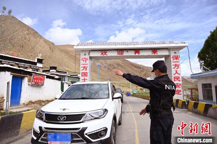 圖為移民管理警察示意司機(jī)停車接受檢查?！≮w朗 攝