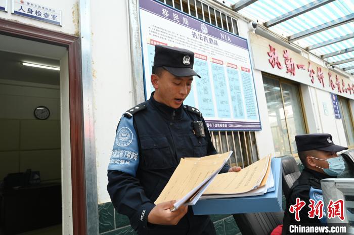 圖為洛桑朗嘎向記者展示卷宗?！≮w朗 攝