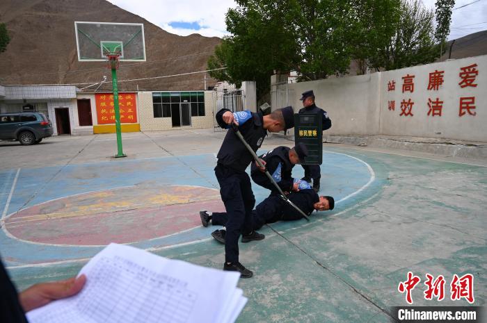圖為移民管理警察進(jìn)行警務(wù)技能考核?！≮w朗 攝
