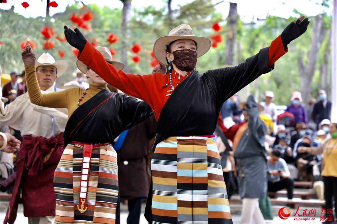 拉薩市民在宗角祿康公園跳鍋莊舞。人民網(wǎng) 次仁羅布攝