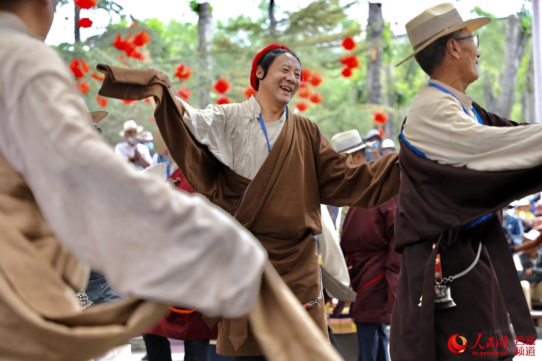 拉薩市民在宗角祿康公園跳鍋莊舞。人民網(wǎng) 次仁羅布攝
