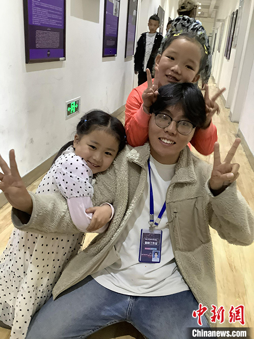 “Z世代”旦真旺加認(rèn)為，拉薩是一座開放與包容的城市，記憶中的拉薩是彩色的。2021年，旦真旺加從浙江大學(xué)漢語言文學(xué)專業(yè)畢業(yè)后，他選擇回到拉薩，成為一名漢語文實習(xí)助教。圖為8月4日，旦真旺加在課間陪學(xué)生玩耍。 <a target='_blank' ><p  align=