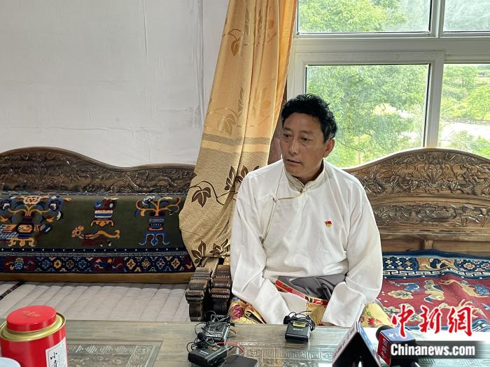 巴卡村黨支部書(shū)記、村委會(huì)主任尼瑪次仁。周璟 攝