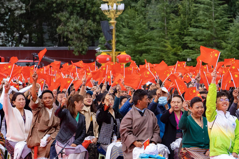 8月19日10時(shí)，慶祝西藏和平解放70周年大會(huì)在拉薩市布達(dá)拉宮廣場隆重舉行。徐馭堯 攝