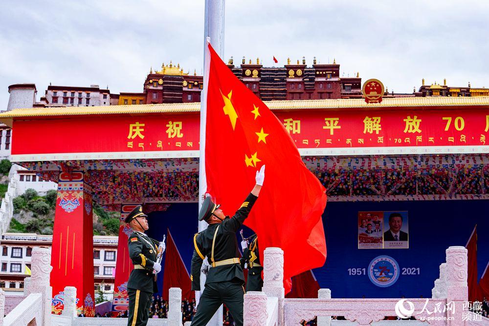 8月19日10時(shí)，慶祝西藏和平解放70周年大會(huì)在拉薩市布達(dá)拉宮廣場隆重舉行。這是大會(huì)舉行升旗儀式。徐馭堯 攝