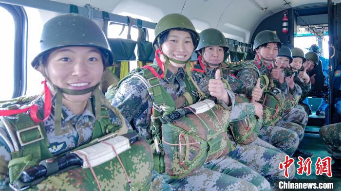 圖為女兵們在直升機上準(zhǔn)備跳傘。　王述東 攝