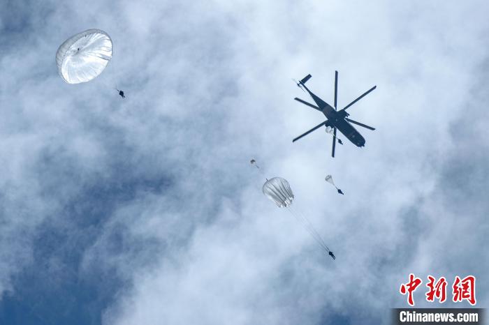 圖為傘降女兵在空中開傘?！⊥跏鰱| 攝