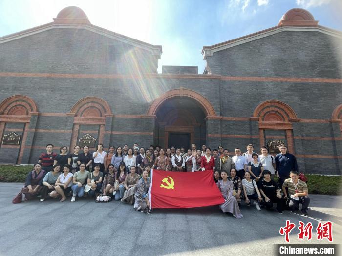 參觀中共一大、二大會(huì)址，學(xué)員們回顧了中國(guó)共產(chǎn)黨百年大黨的革命歷程?！∪A東師大供圖