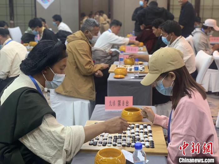 圖為參賽選手正在進行藏棋對弈?！≈x牧 攝