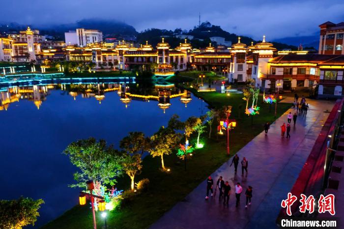 圖為2021年5月18日，西藏自治區(qū)墨脫縣城入夜，昔日的“高原孤島”如今面貌一新。　江飛波 攝