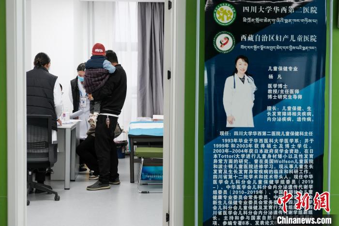 圖為四川大學(xué)華西第二醫(yī)院專家接診?！〗w波 攝