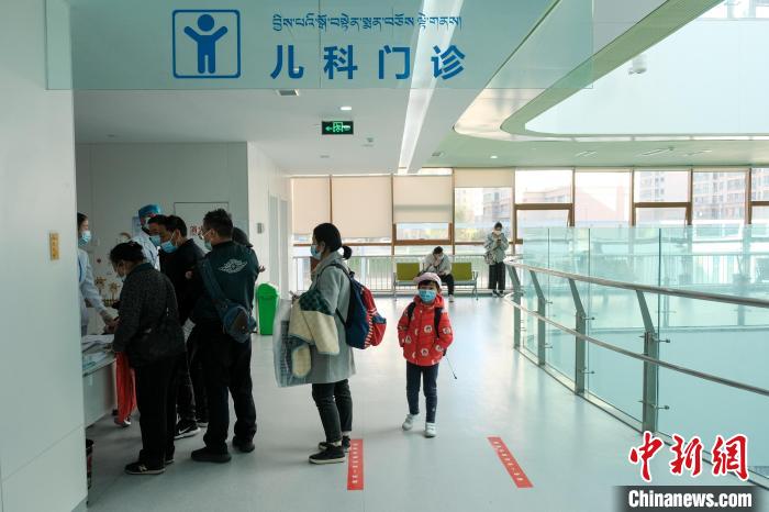 圖為兒科義診接診現(xiàn)場?！〗w波 攝