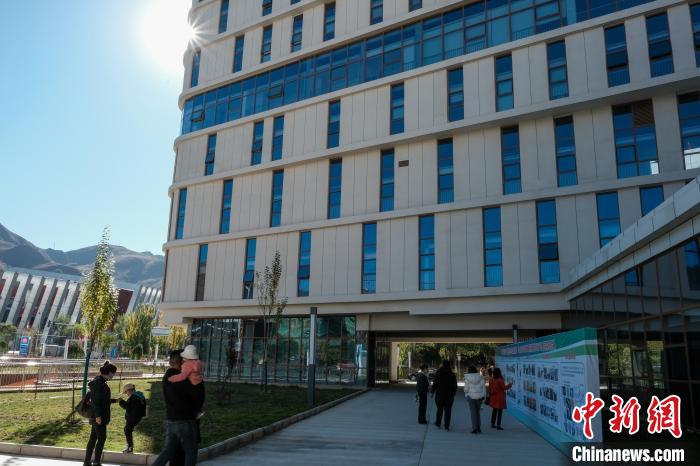 因疫情防控需要，此次義診活動進(jìn)行了人數(shù)限定。圖為西藏民眾帶著孩子到醫(yī)院就診?！〗w波 攝