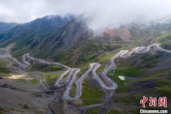 資料圖：航拍通往西藏隆子縣玉麥鄉(xiāng)的盤山公路。　江飛波 攝