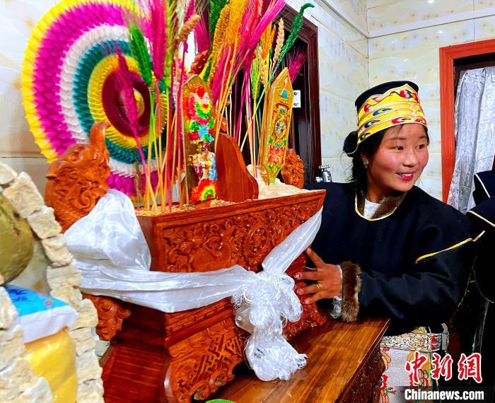 圖為藏族姑娘端著吉祥切瑪?！∪轿木?攝