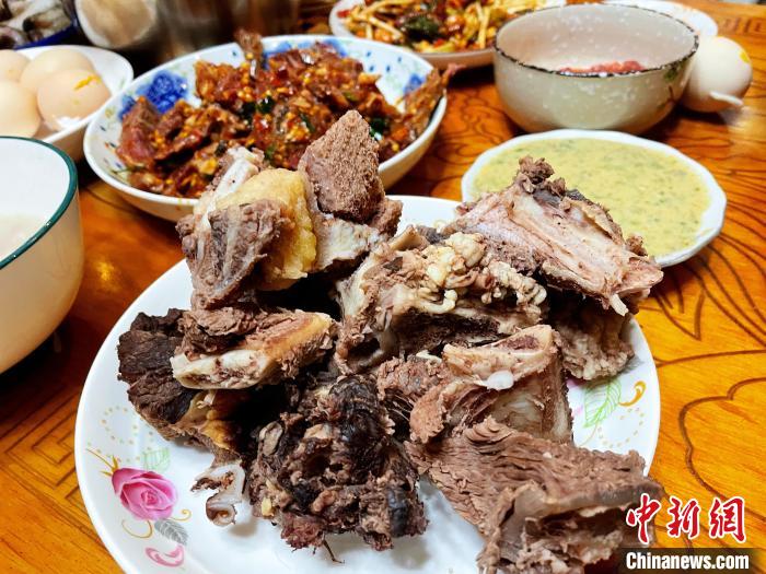 圖為除夕之夜的大餐?！∪轿木?攝