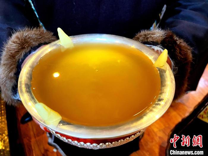 圖為青稞酒。　冉文娟 攝