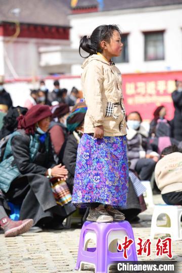 圖為觀看節(jié)目的小女孩?！∝暩聛硭?攝