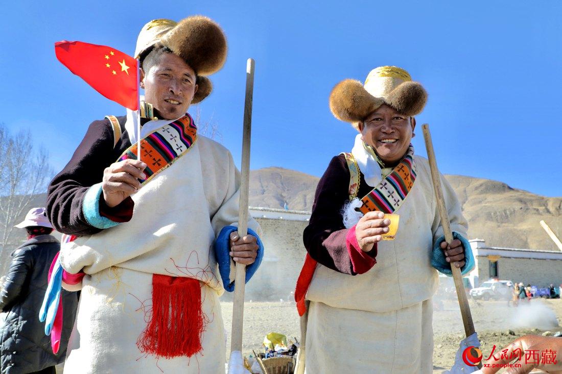 互敬青稞酒，祈福一年的豐收。人民網(wǎng) 次仁羅布攝