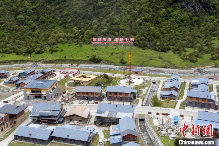 “家是玉麥 國是中國”的大字豎立在玉麥鄉(xiāng)旁的山腳上?！钊A峰 攝
