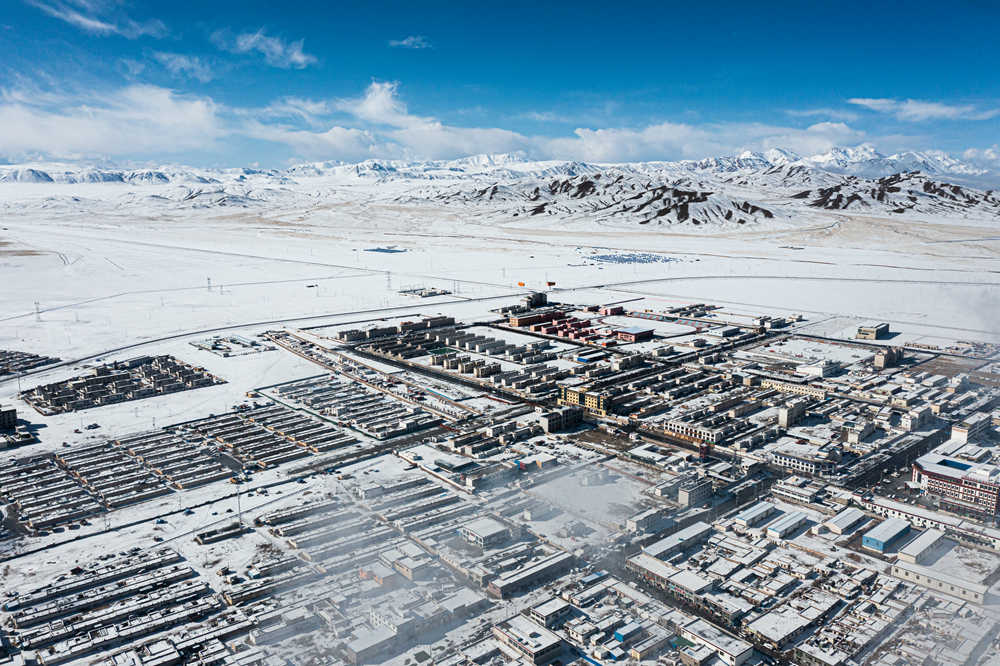 西藏阿里地區(qū)改則縣迎來初雪，銀裝素裹，美如畫卷。