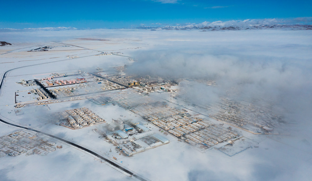 西藏阿里地區(qū)改則縣迎來初雪，銀裝素裹，美如畫卷。