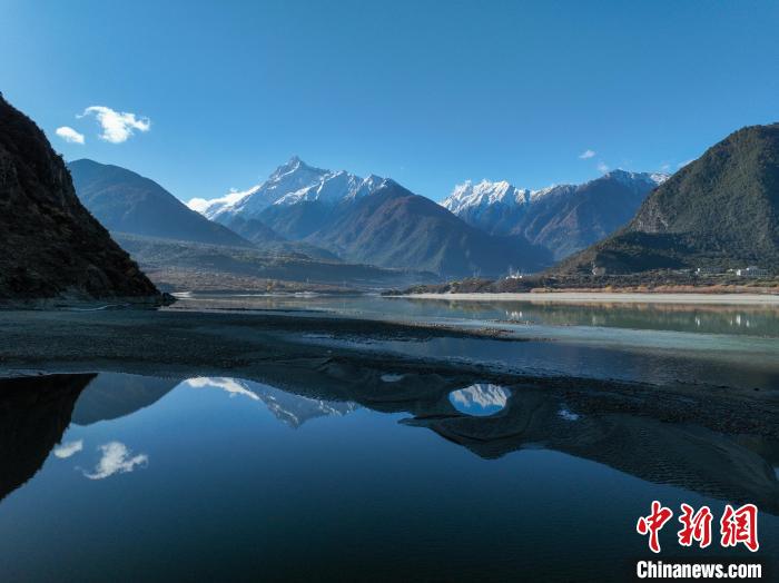 西藏林芝雅魯藏布江和遠(yuǎn)處的雪山。　董志雄 攝