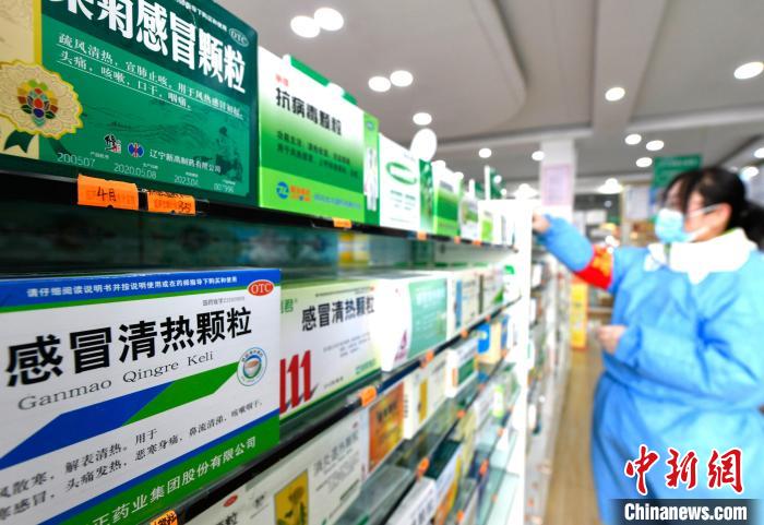 12月7日，拉薩宇拓路一藥店工作人員正在整理店內(nèi)的感冒類藥品。　李林 攝